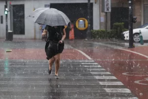 España cierra parques y cancela actividades tras lluvias intensas por la Dana