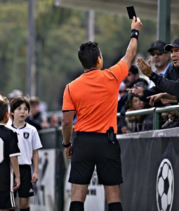 La tarjeta negra contra los padres tóxicos que revoluciona el fútbol base