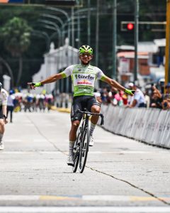 El barinés Leangel Linares gana la quinta etapa del giro nacional en San Felipe